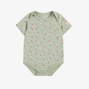 Cache-couche vert sauge à manches courtes avec motif de fraises et de tasses, en jersey extensible, bébé || Sage green short-sleeved bodysuit with strawberry and cup all over print, in stretch jersey, baby