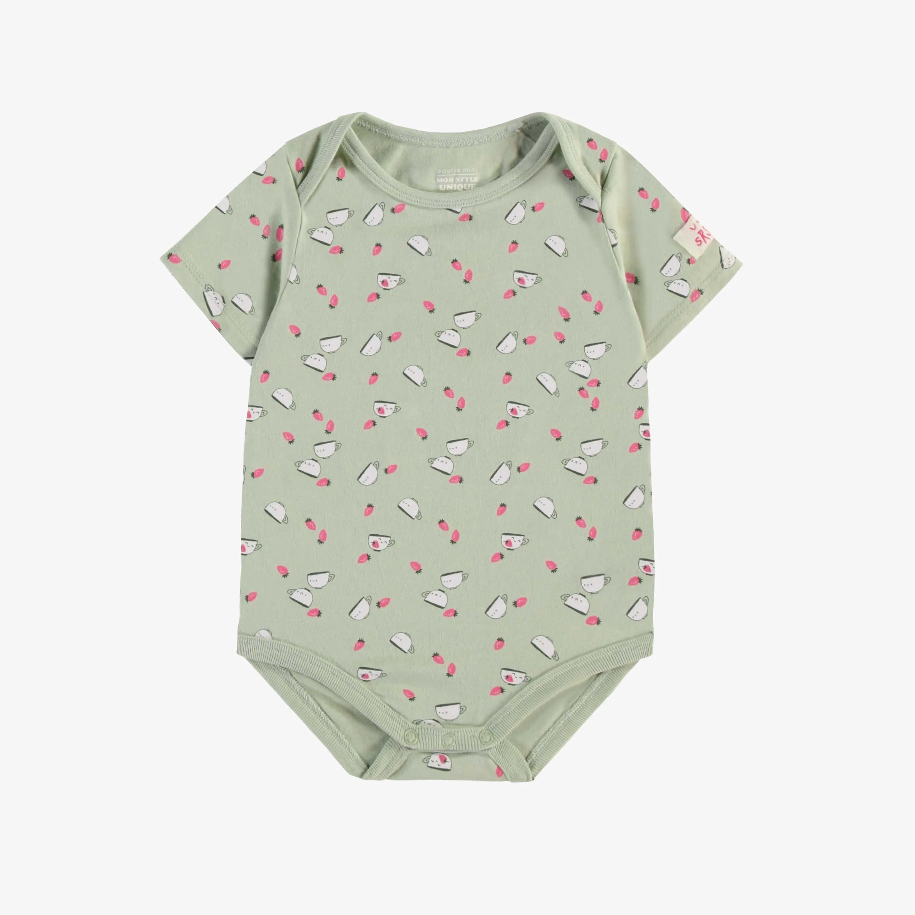 Cache-couche vert sauge à manches courtes avec motif de fraises et de tasses, en jersey extensible, bébé || Sage green short-sleeved bodysuit with strawberry and cup all over print, in stretch jersey, baby